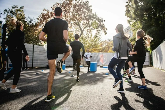 plusieurs personnes faisant de l'exercice