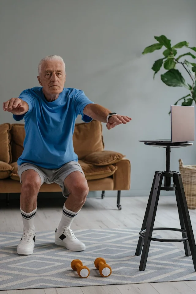 homme senior faisant des squats
