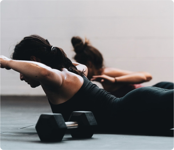 femme faisant un exercice d'extension du dos